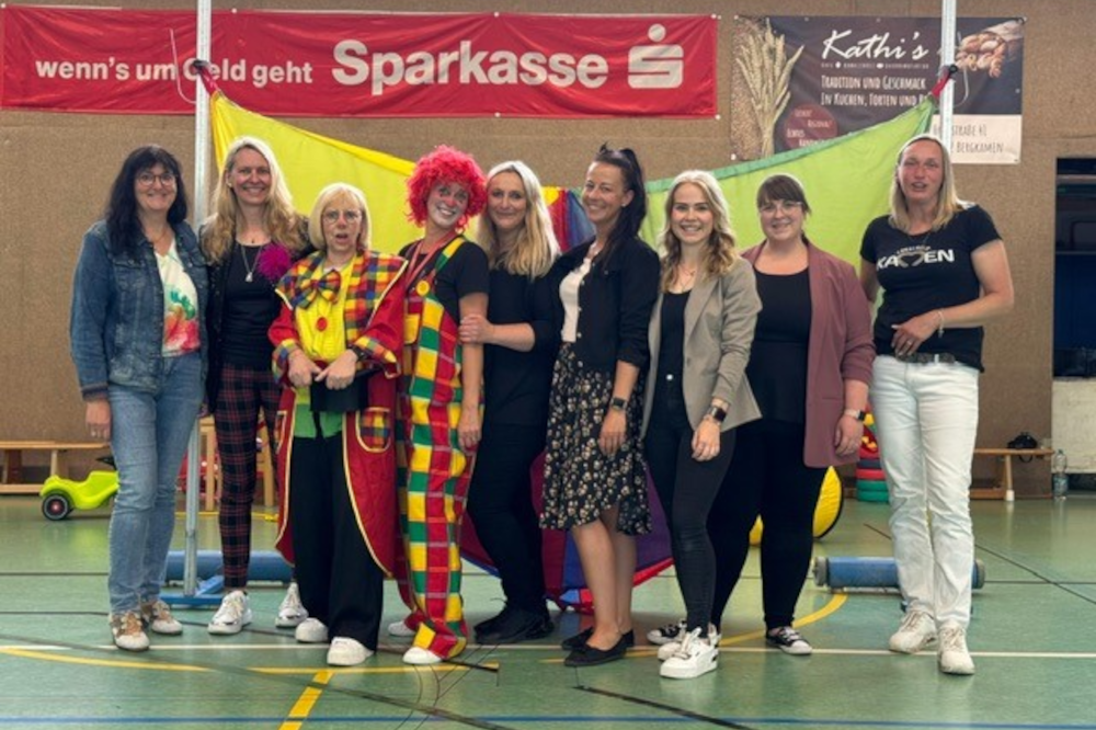 Gruppe der Erzieherin. In der Mitte ein Clown und ganz links Bürgermeisterin Elke Kappen