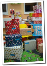 Foto von übereinandergestapelten Geschenken