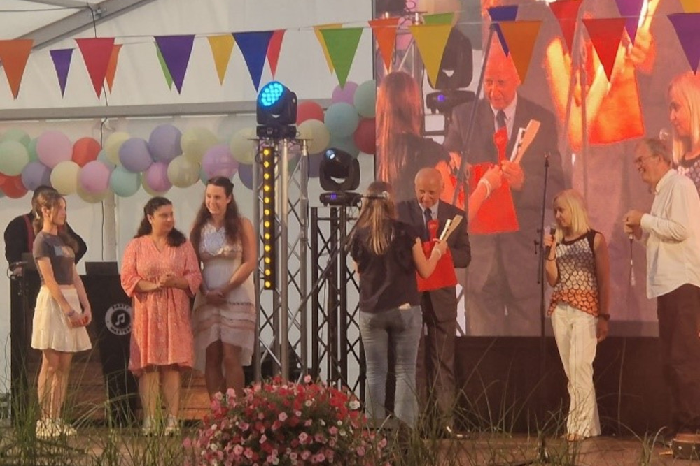 Foto von der Übergabe der symbolische Geschenke