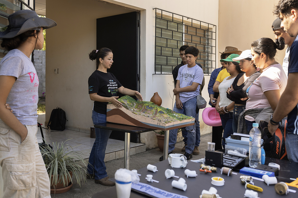 Psychologin und Projektleiterin Silma Yanira Sandoval (L.) spricht mit den Schülern und Schülerinnen über verantworliches Landwirten. Sommerkurs von Caritas/Adveniat für die Landjugend.