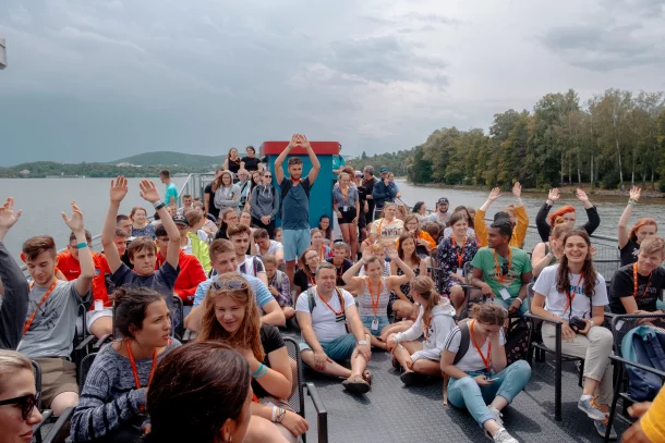 eine große Gruppe von Jugendlichen auf einem Boot