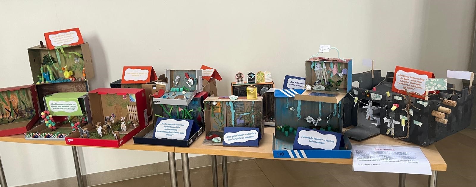 Bild mit den von den Kindern gestalteten Schuhkartons. Dort haben die Kinder des Kindergartens St. Marien ihre Ansicht der Welt in Schuhkartons dargestellt.