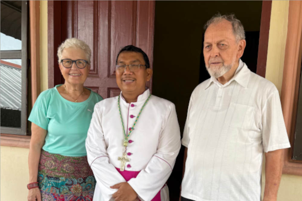 Foto von links nach rechts: von links nach rechts: Marianne Telgmann, Bischof Franziskus von Sibolga und Pater Johannes