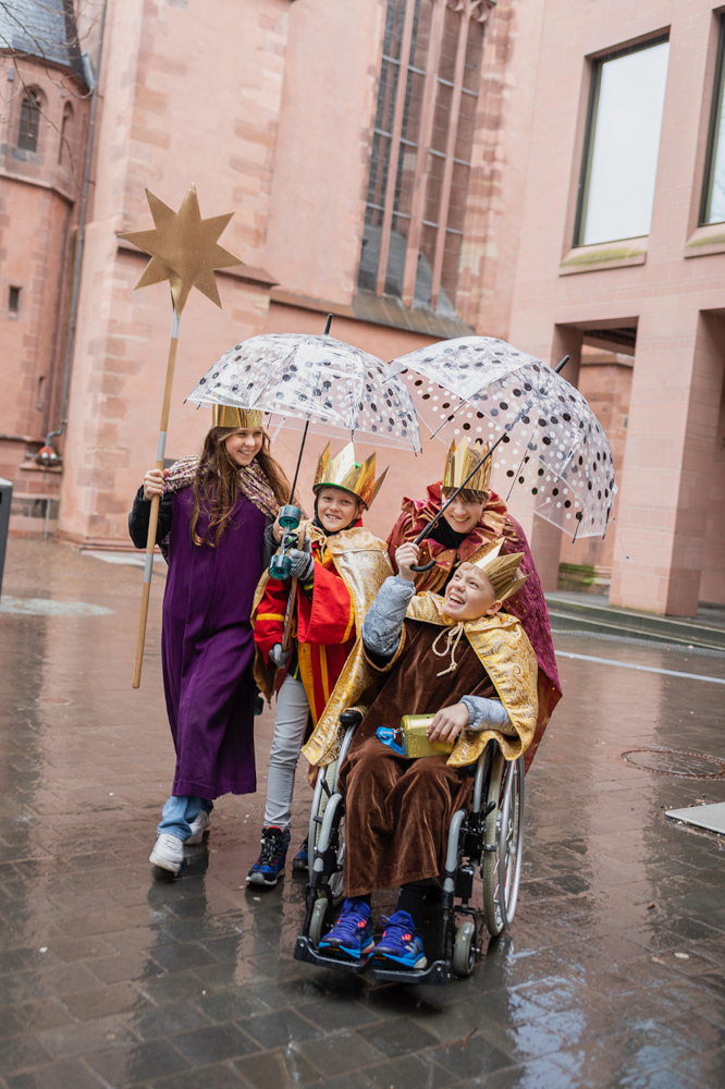 Sternsinger im Regen unterwegs.