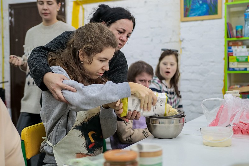 Inklusiver Kochworkshop von Caritas Charkiw (Ukraine): Menschen mit und ohne Behinderungen bereiten gemeinsam Mahlzeiten zu. Ein Projekt für Integration, Bildung und Solidarität.