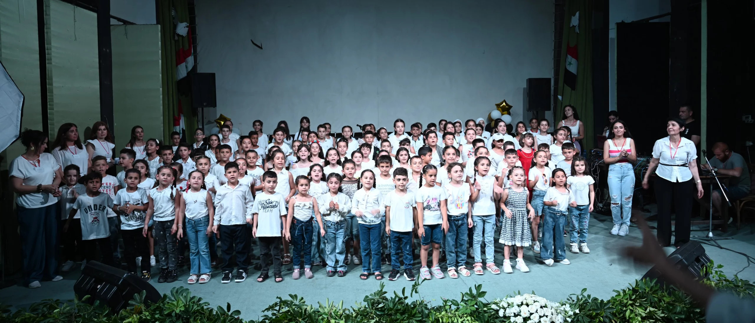 große Gruppe von Kindern und den Betreuern