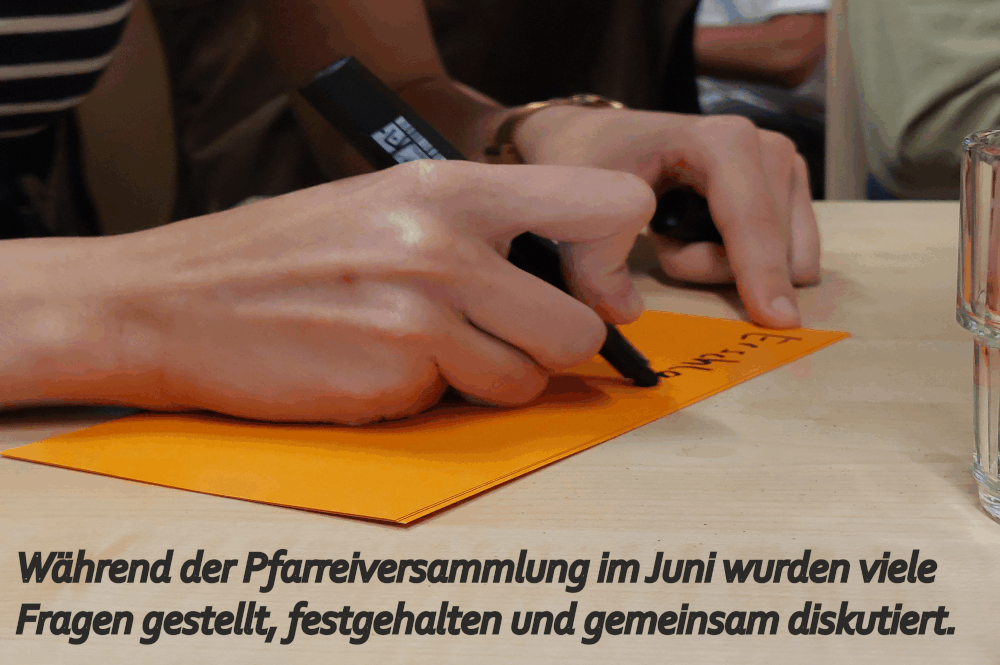 Während der Pfarreiversammlung im Juni wurden viele Fragen gestellt, festgehalten und gemeinsam diskutiert.