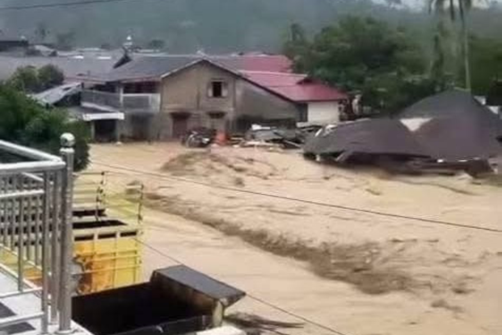 Überflutete Straßen auf der Insel Nias